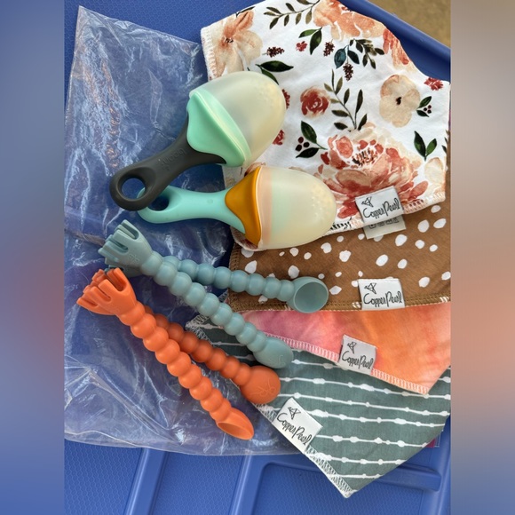 Baby accessories, Ryan&Rose cutie tensil spoon, frozen teether, copper&pearl bib - Picture 9 of 12